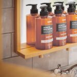 ⁦غسول الجسم النقي بالعسل والمكاديميا من كوندال 500 مل - بالمسك الأبيض⁩ - الصورة ⁦6⁩