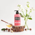 ⁦لوشن الجسم النقي بالعسل والمكاداميا من كوندال 500 مل - بزهر الكرز⁩ - الصورة ⁦5⁩